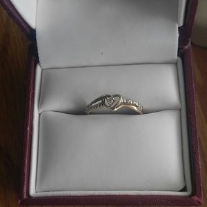 Diamond Promise Ring 14 kt gold size 7